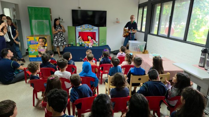 Teatro de fantoches leva a magia da Caixa Encantada e desperta o valor da partilha no CEI Detran-MS