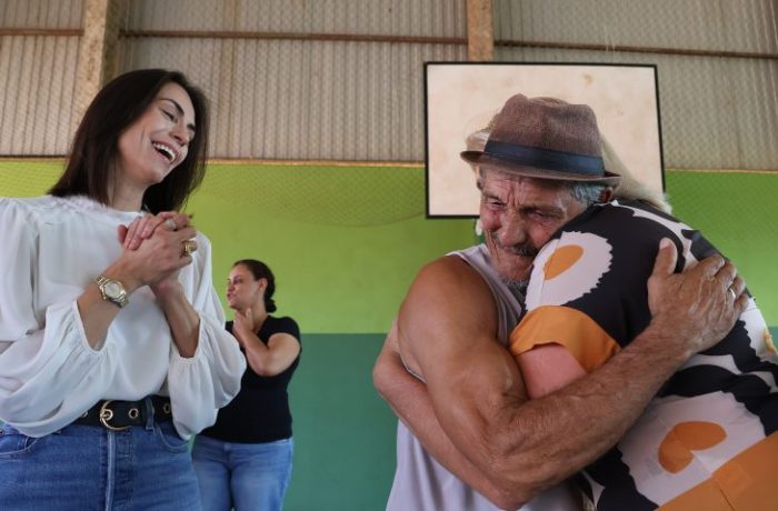 Ter os documentos da casa em mãos é presente de Natal para quem construiu toda a vida no Aero Rancho