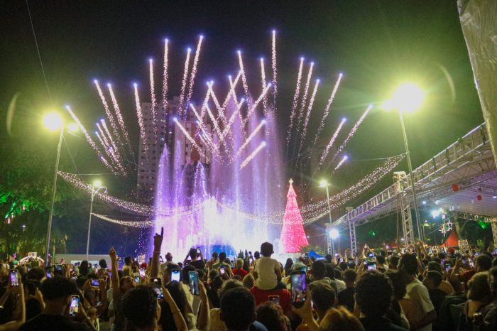 Virada do ano lota Praça Ary Coelho e celebra chegada de 2026 com festa histórica
