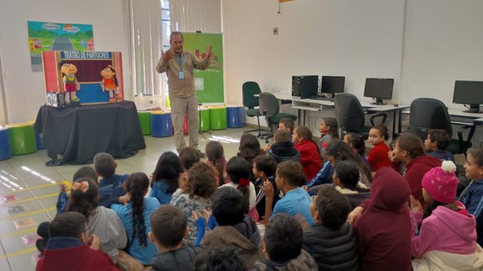 Visitantes da Cidade Escola de Trânsito – Detranzinho recebem equipe da SESAU para apresentação de teatro infantil