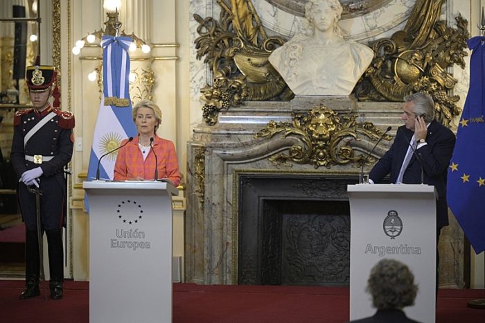 European Commission President Ursula Von Der Leyen (L) speaks to members of the media next to Argentina's President Alberto Fernandez after a bilateral meeting at Casa Rosada in Buenos Aires on June 13, 2023. (Photo by JUAN MABROMATA / AFP)
