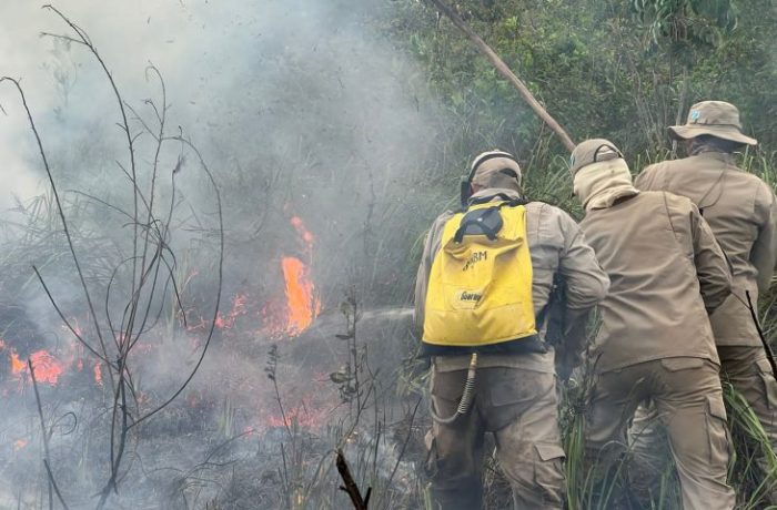 bombeiros iniciam combate aéreo a focos de incêndio em Bonito