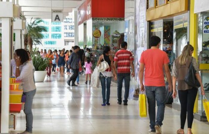 Shopping no centro de Brasília tem movimento intenso no último fim de semana antes do Natal