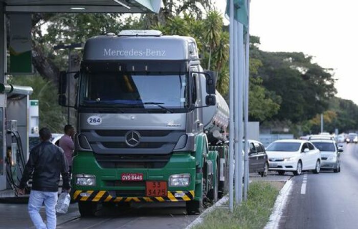 Caminhão-tanque abastece posto de combustivel no Plano Piloto, região central da capital