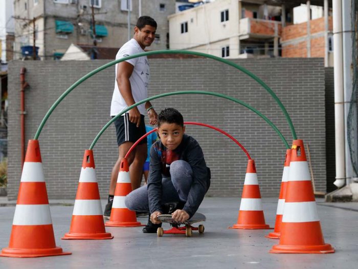 Rio de Janeiro (RJ), 19/05/2023 - Aula de skate para crianças na Vila Olímpica da Gamboa. Foto: Fernando Frazão/Agência Brasil