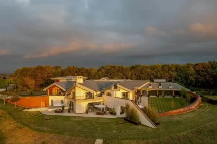 fas-da-realeza-podem-ser-vizinhos-do-rei-charles-por-apenas-r-185-milhoes9_Easy-Resize.com_-600x400