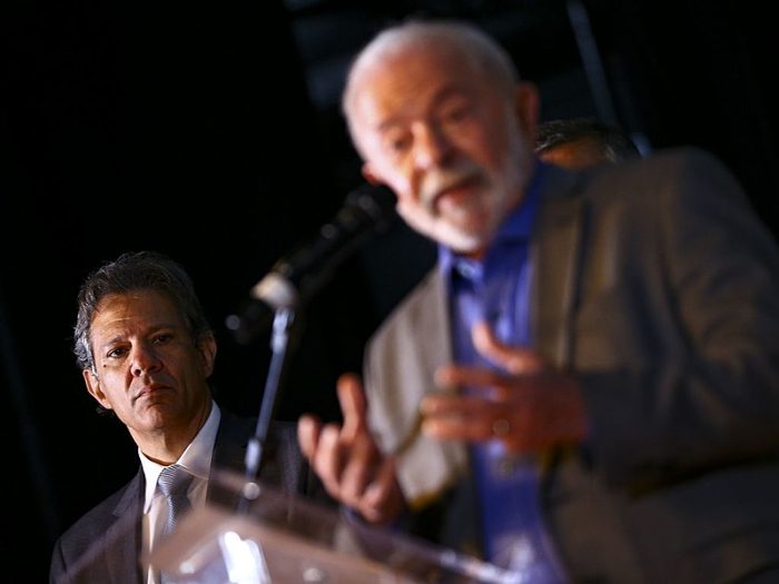 O futuro ministro da Fazenda, Fernando Haddad, e o presidente eleito, Luiz Inácio Lula da Silva, durante anúncio de ministros no CCBB Brasília.