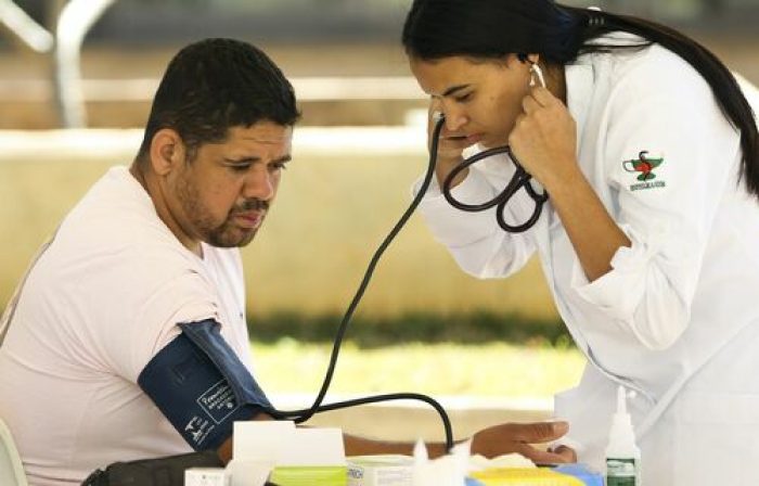 Brasília - Cidadãos fazem exames de pressão e glicemia durante mutirão de atendimento e de orientação jurídica para esclarecer dúvidas dos cidadãos que sofrem com a saúde pública ou com problemas nos planos de saúde (Marcelo Camargo/Agência Brasil)