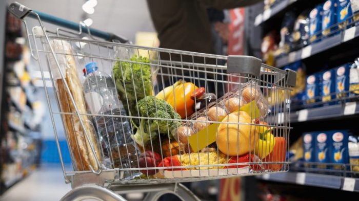 person-shopping-with-face-mask
