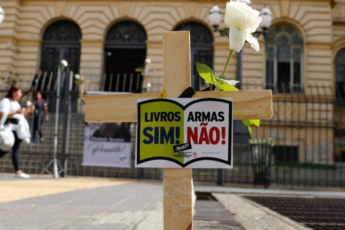 São Paulo (SP), 29/03/2023 - Professores de São Paulo protestam contra a violência nas escolas em frente à Secretaria de Educação, na Praça da República, após o ataque na escola Thomazia Montoro.  Foto: Fernando Frazão/Agência Brasil