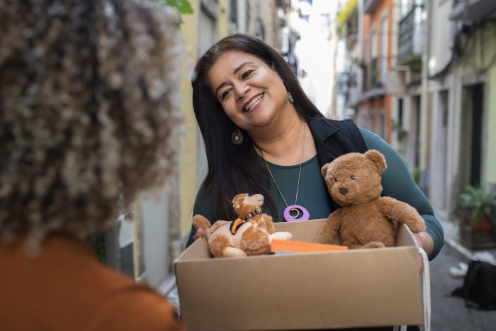 vista-dianteira-smiley-mulher-segura-caixa