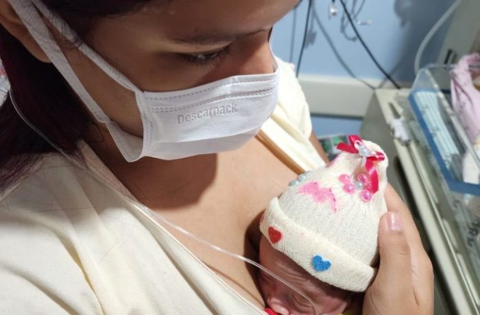 ‘Toucas malucas’ mães de bebês da Neonatologia do HRMS encontram cor e esperança em ação terapêutica